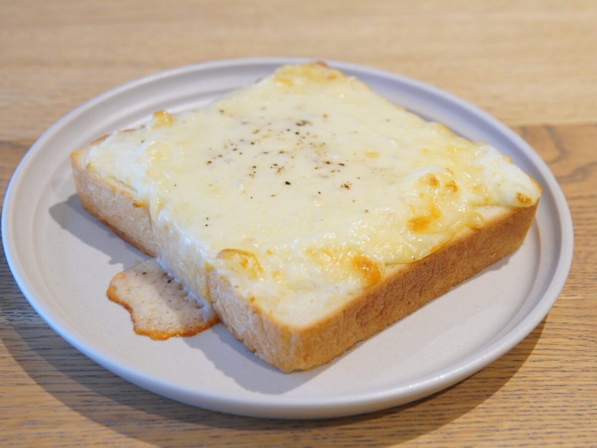 チーズをのせて焼いた牧場トースト