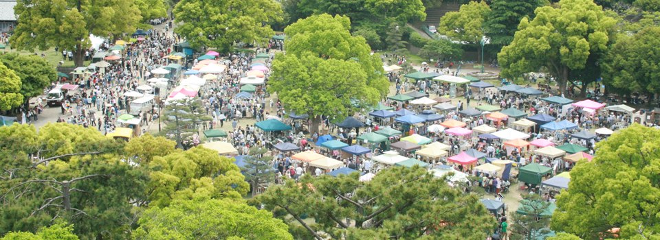 明石公園に並ぶロハスパークのテント