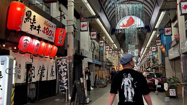明石のアーケード街を歩くケンドーコバヤシさん