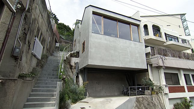 崖地に建つコンクリートの住宅