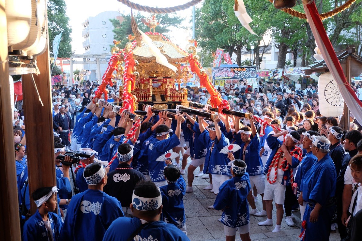海神社の境内を進む御神輿