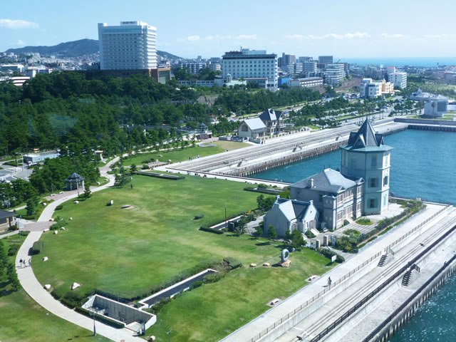 舞子公園の芝生広場と孫文記念館
