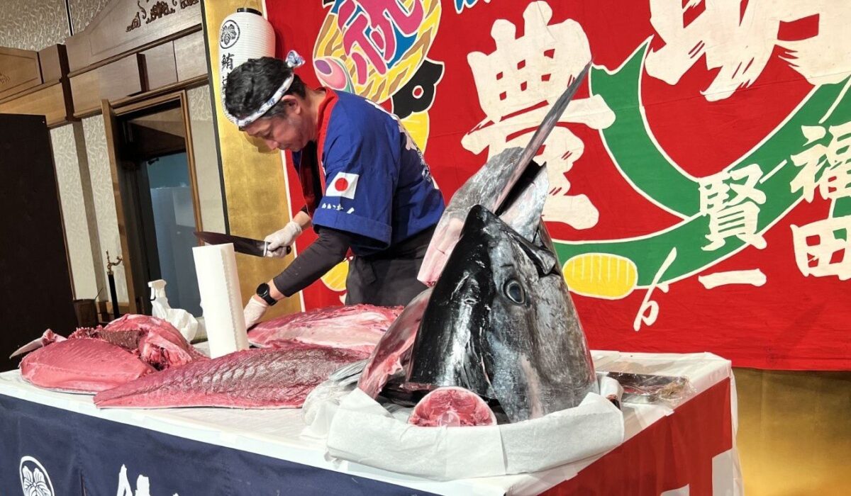 お正月バイキングのマグロ解体ショー