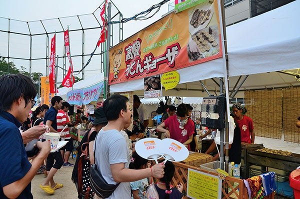 ご当地グルメの屋台に並ぶ来場者