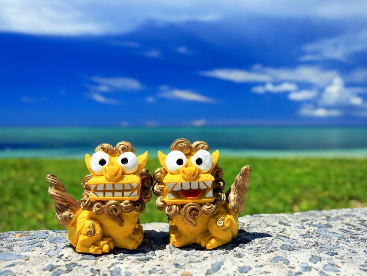 沖縄の海とシーサー