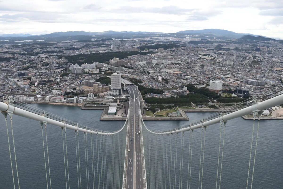 明石海峡大橋の塔頂から見た神戸側の街並み