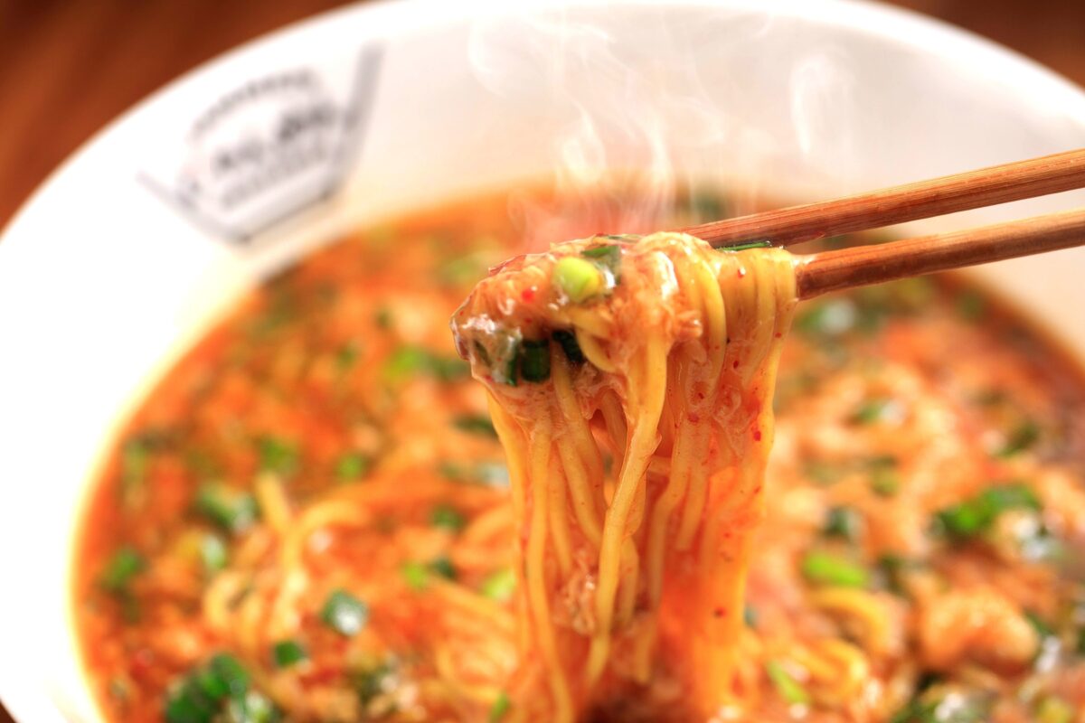 ジャン麺の麺を箸で持ち上げたところ