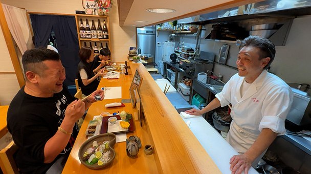 カウンターで料理を楽しむケンドーコバヤシさん