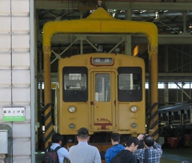 大型クレーンによる車両の空中移動