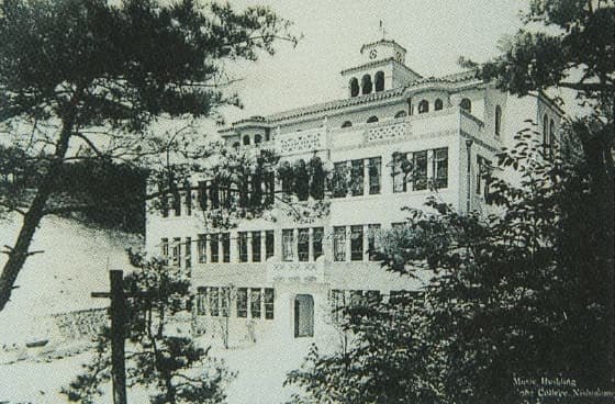 神戸女学院の昔の校舎（白黒写真）