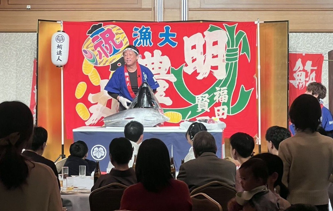 マグロ解体ショーの様子
