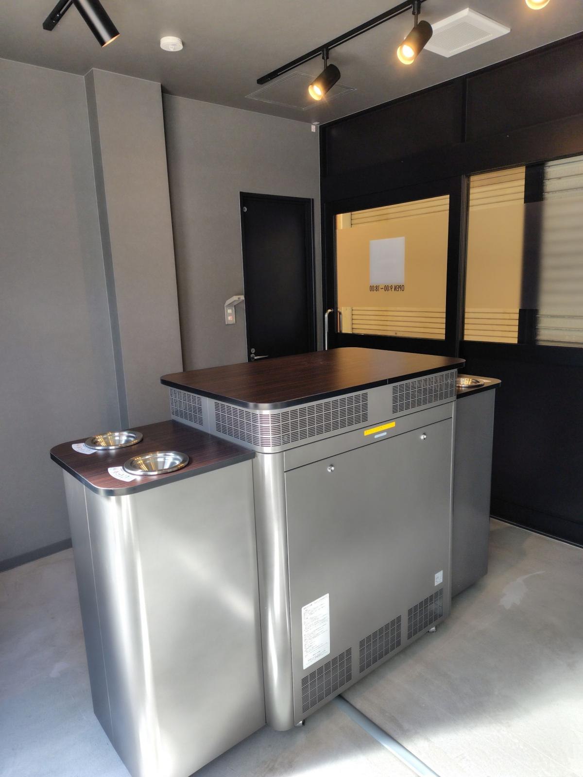三宮高架下商店街西南Area Smoking Roomの内観
