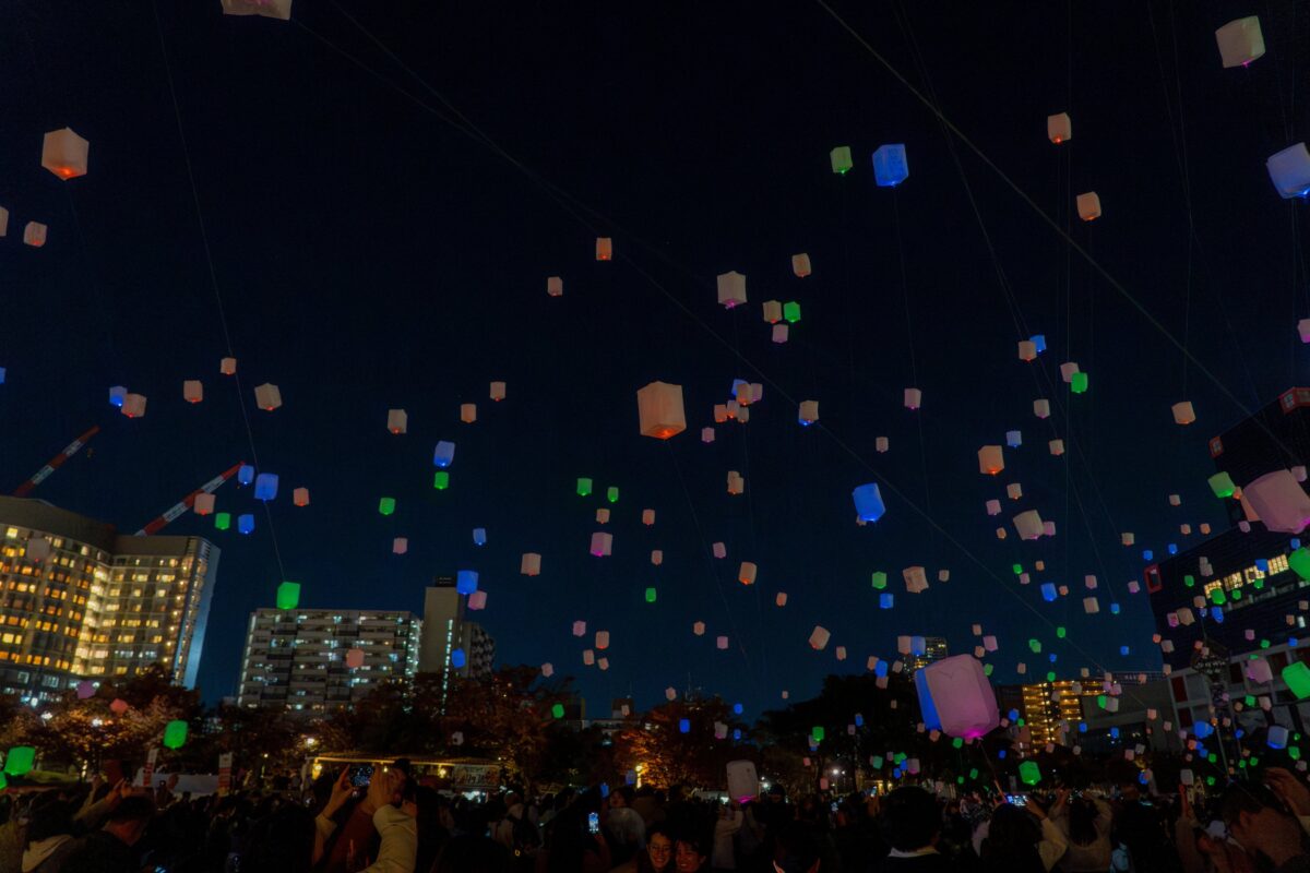 夜空に打ち上げられるランタン(過去の実施写真)