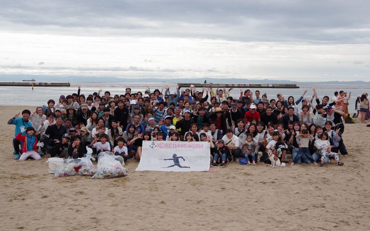 須磨海岸でのビーチクリーンの集合写真