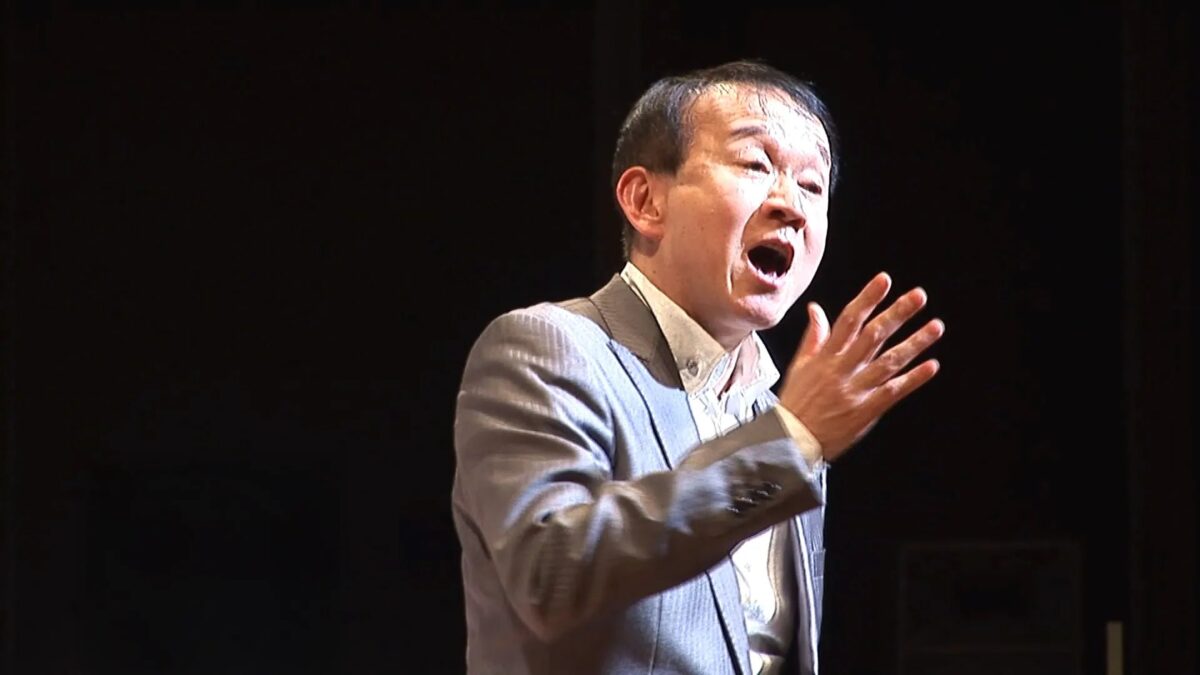 歌う臼井真さん
