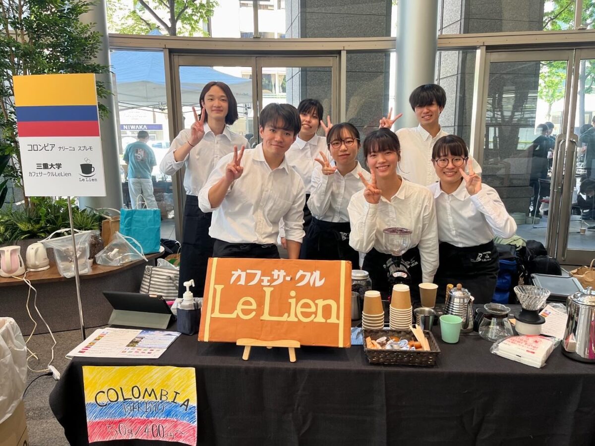 コロンビアのコーヒーを担当する学生のブース