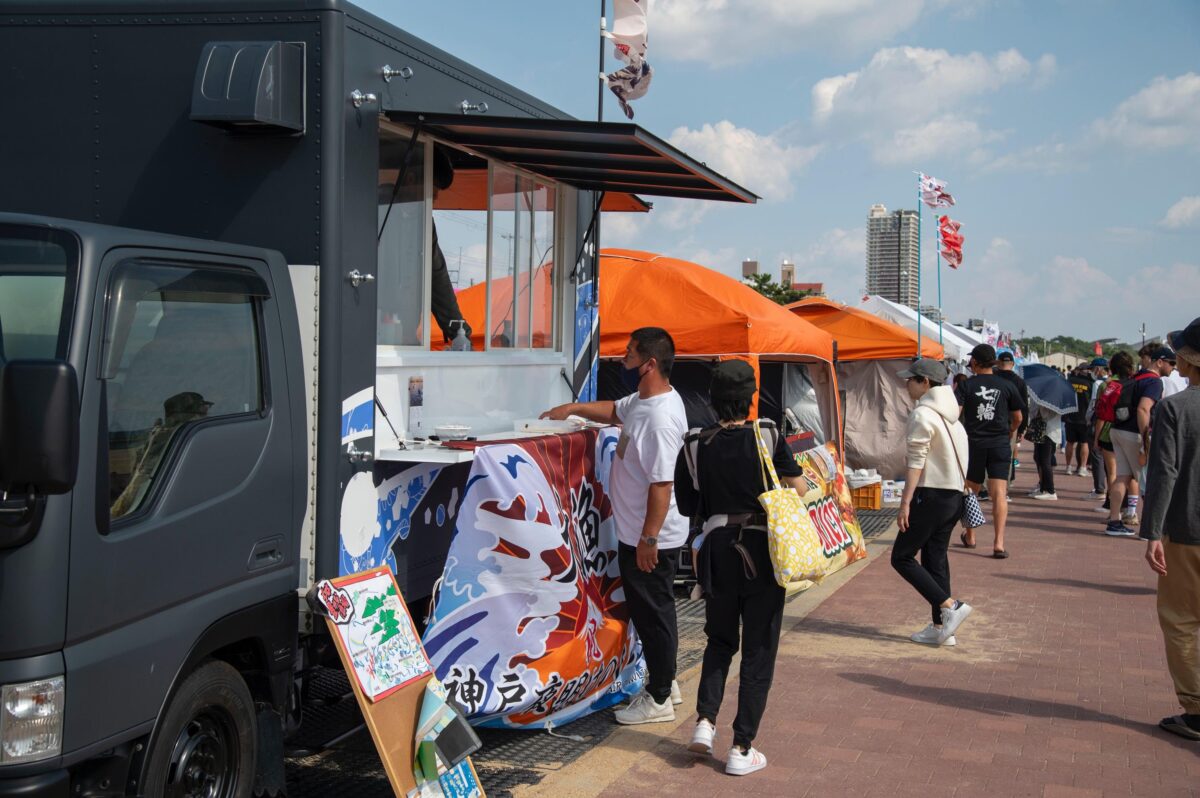 会場に並ぶキッチンカー