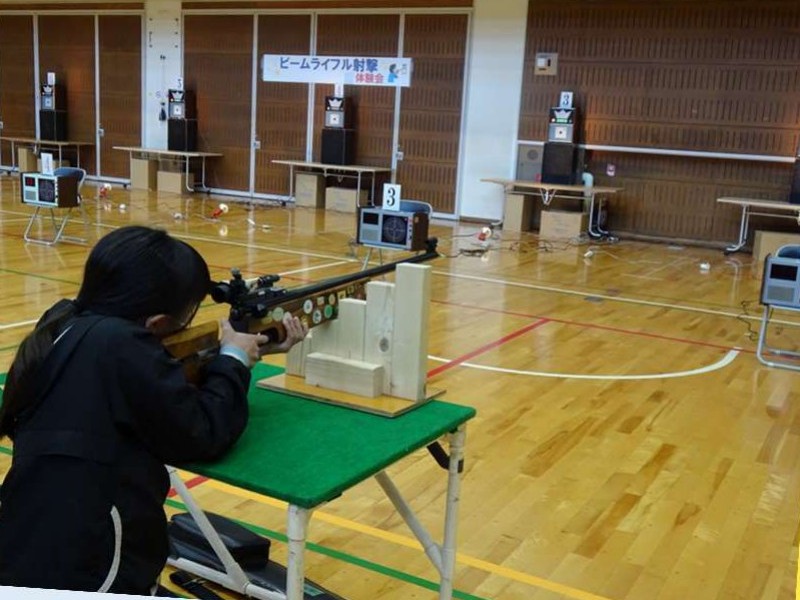 ビームライフル射撃を体験する様子