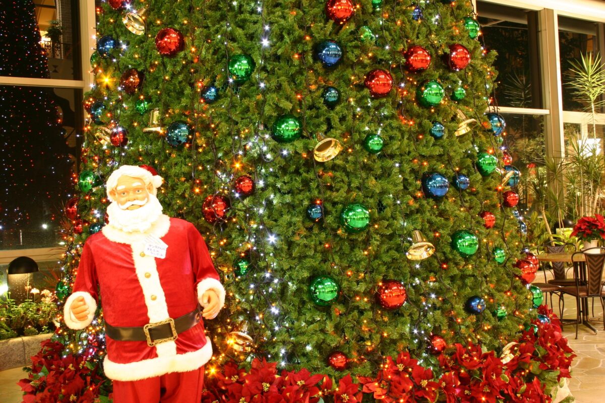 クリスマスツリーとサンタクロース