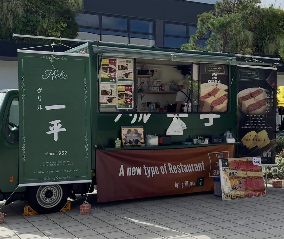 営業中のグリル一平のキッチンカー
