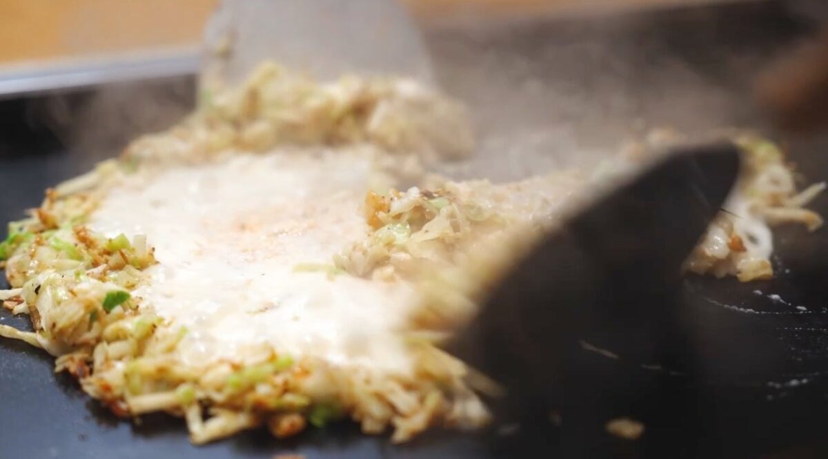 鉄板で焼き上げるもんじゃ焼き