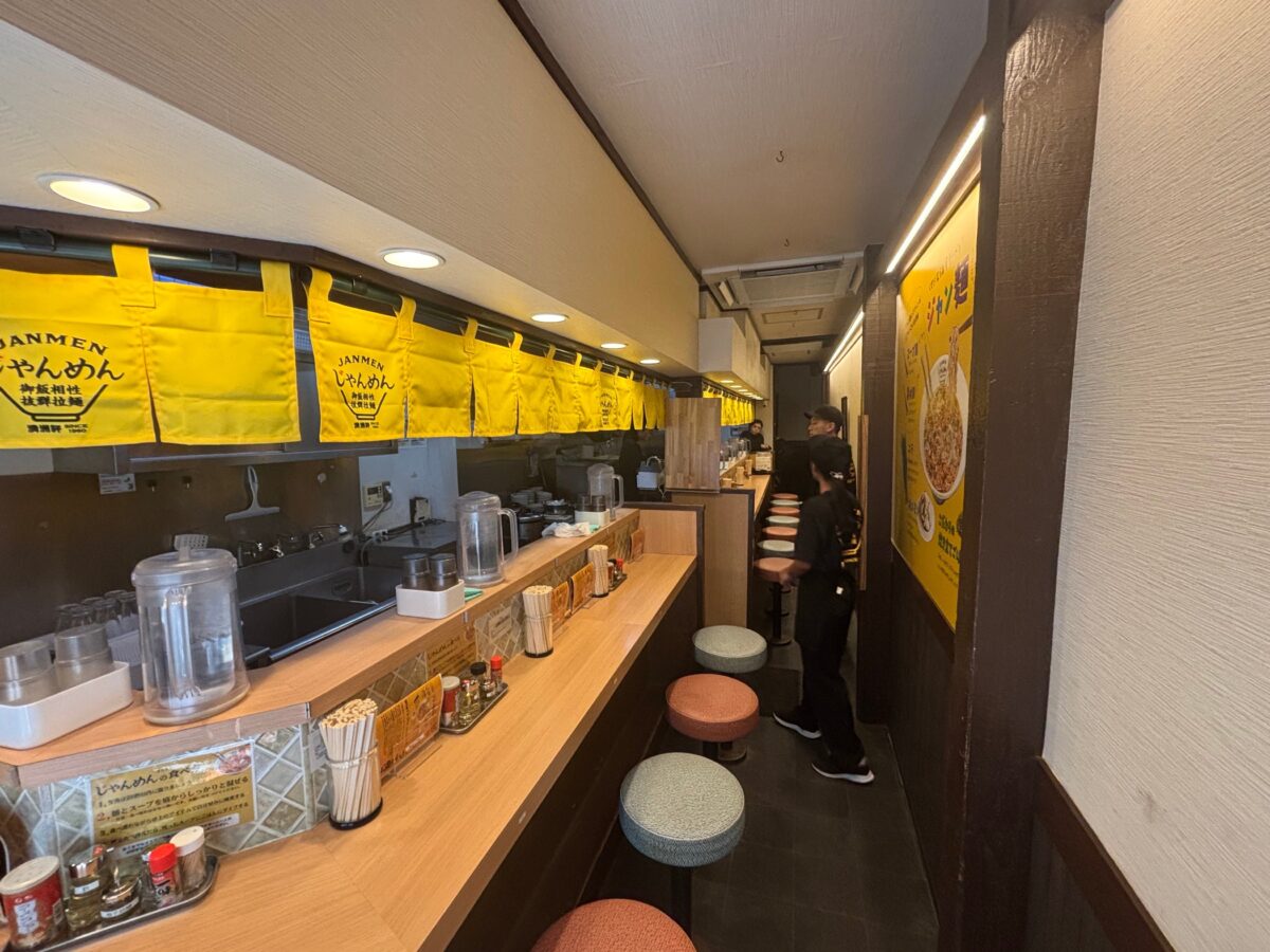 じゃんめん 神戸板宿店のカウンター席