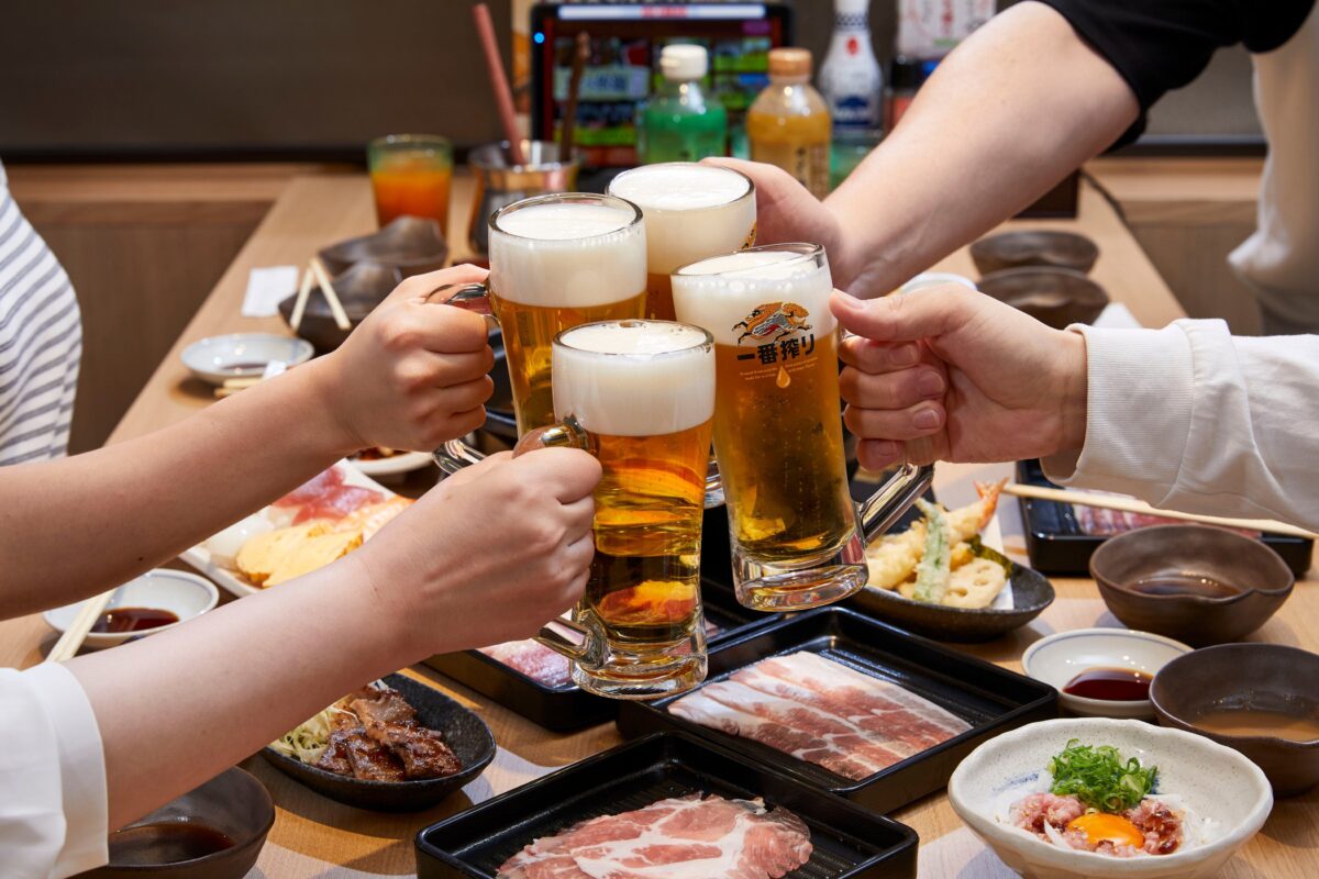 和食さとの食べ放題で乾杯する様子