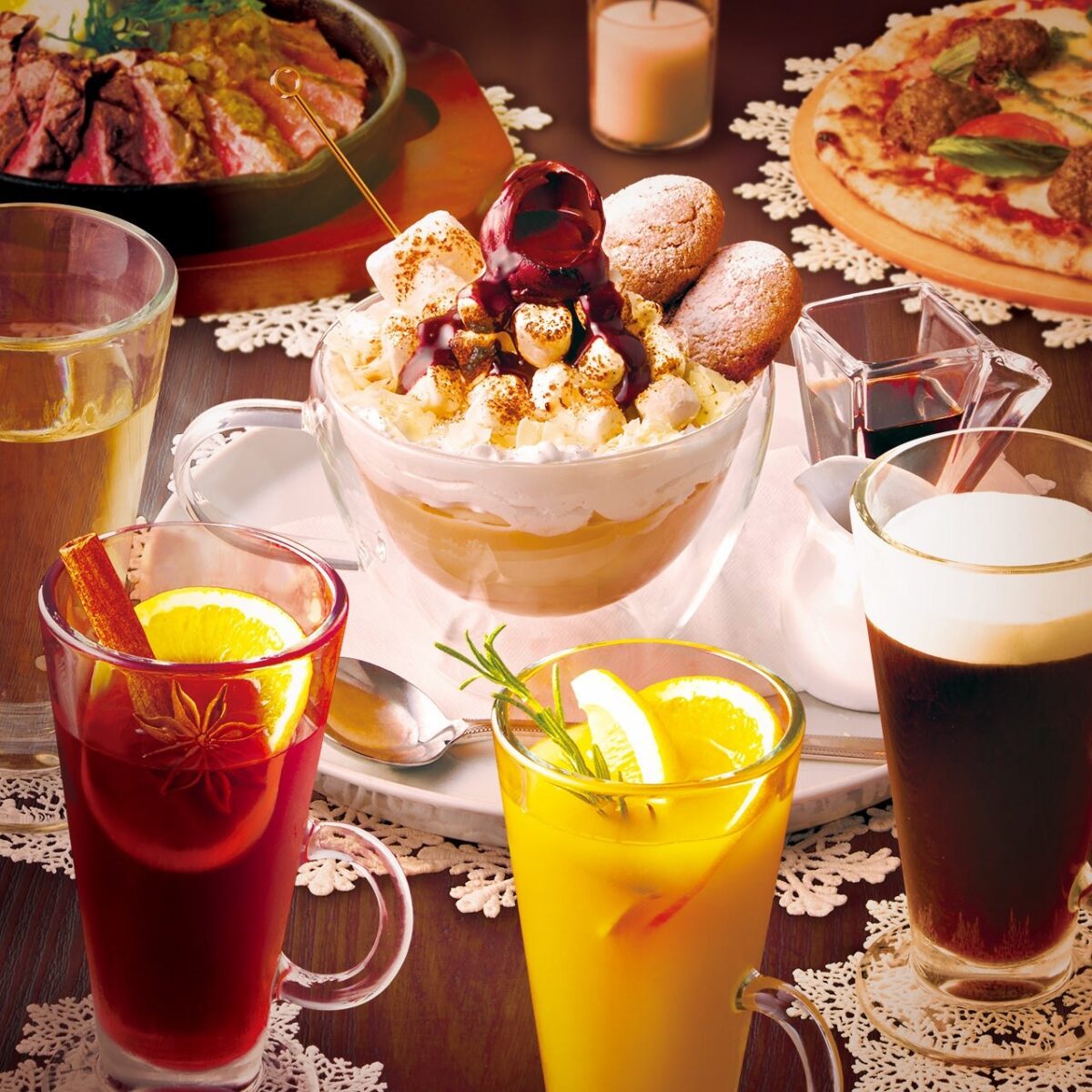 夜のテラスで楽しめるアルコールやドリンク