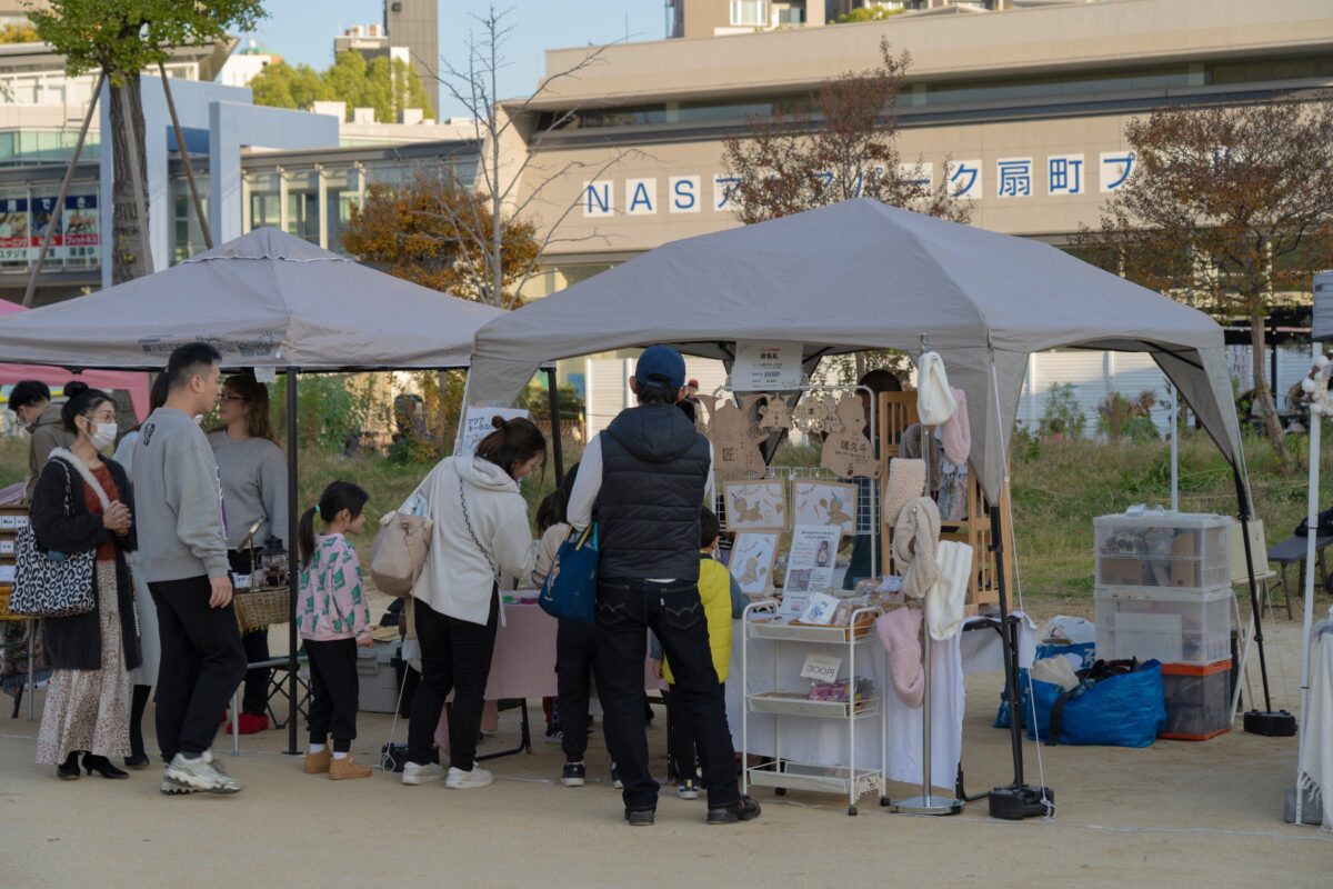 木製雑貨などが並ぶマルシェのテント(過去の実施写真)
