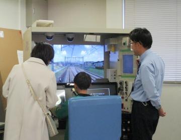 運転シミュレーター体験の様子（昨年の見学会）