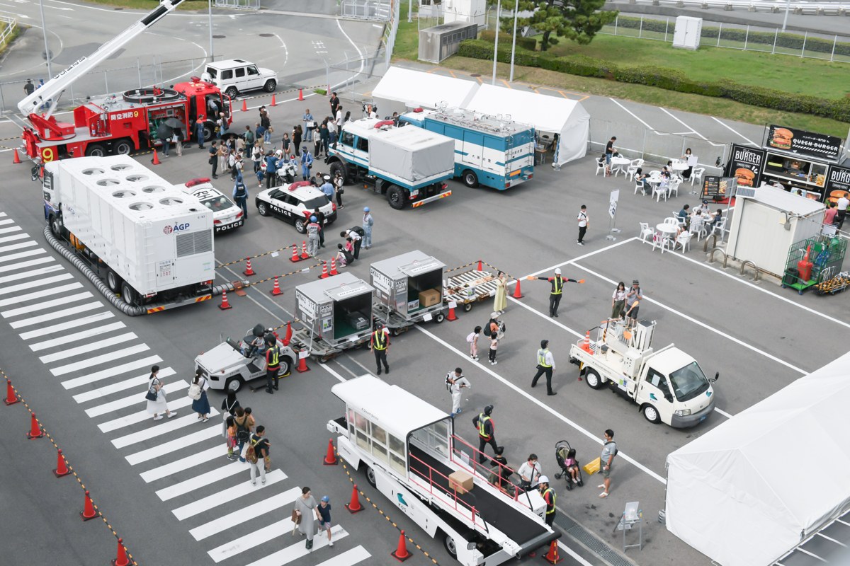 展望ホールに並んだ空港ではたらく車(2025年)