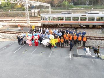 車両基地に集まった参加者とキャラクターたち（昨年の見学会）