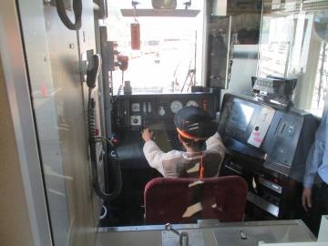姫新線の車両の運転台に座る子ども（昨年の見学会）
