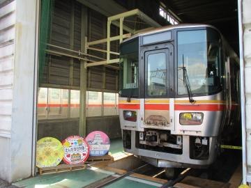 車両基地の建屋に停まる姫新線の車両（昨年の見学会）
