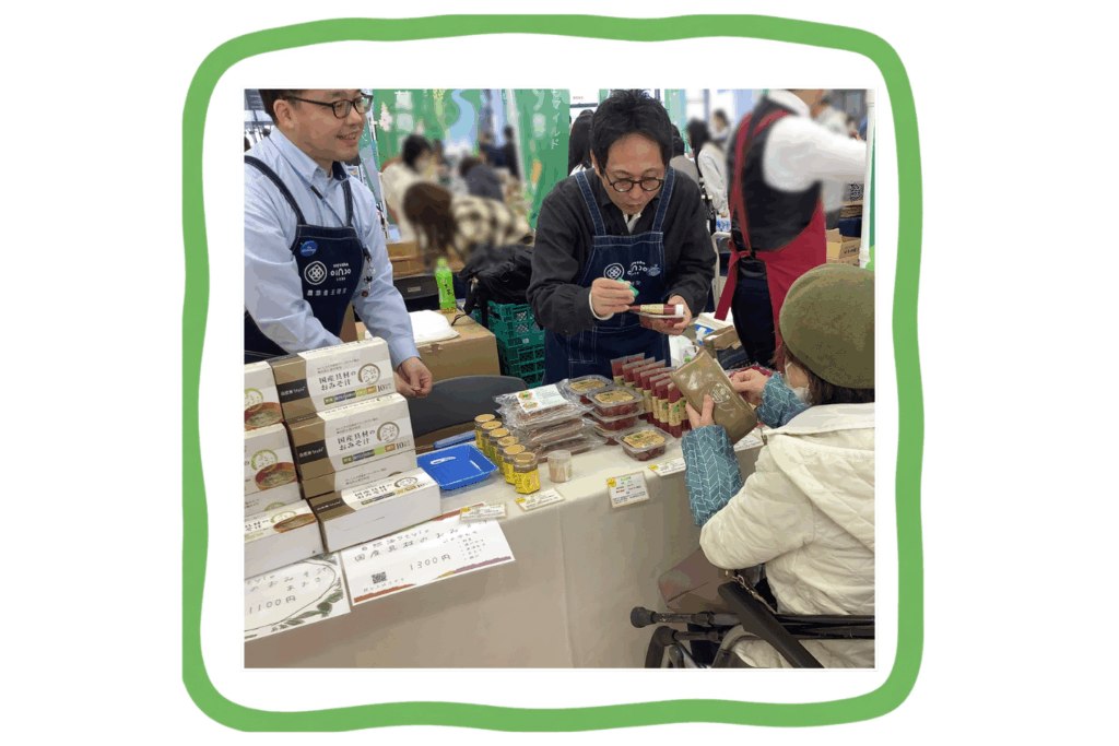 マルシェのブースに並ぶ商品