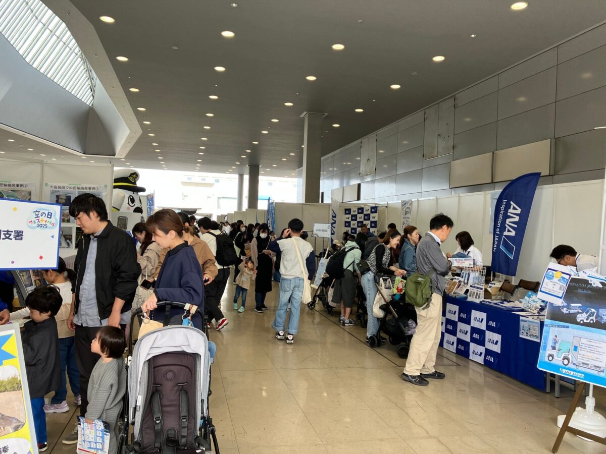 参加機関のブースが並ぶ関西空港駅コンコース(昨年の様子)