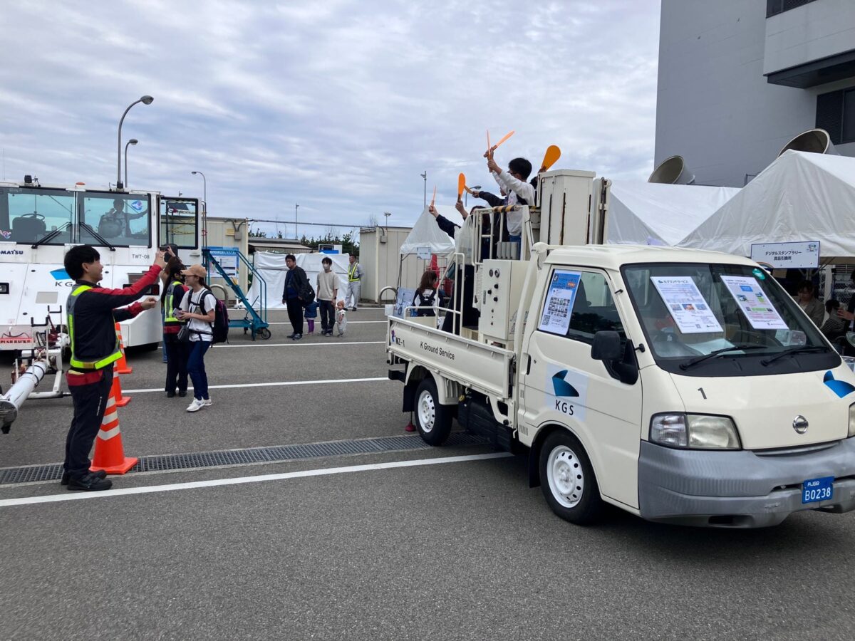 空港の車両に乗り込む来場者(昨年の様子)